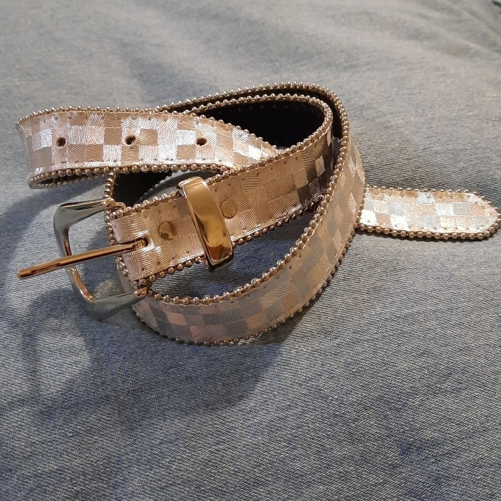 Elite 80's or 90's  sz small belt with silver beaded edging Fresno California